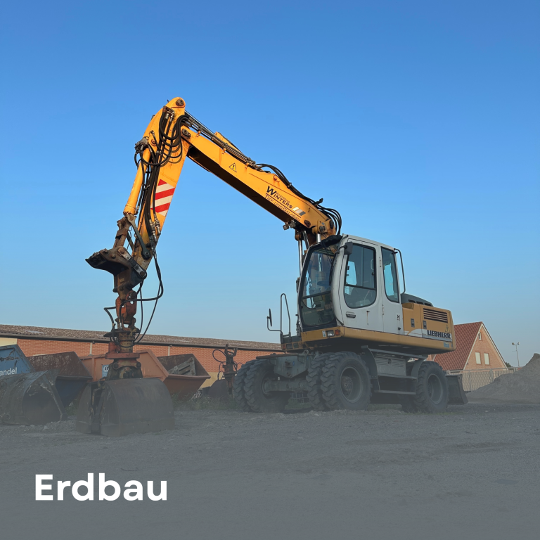 Bagger beim Erdbau unter klarem Himmel.
