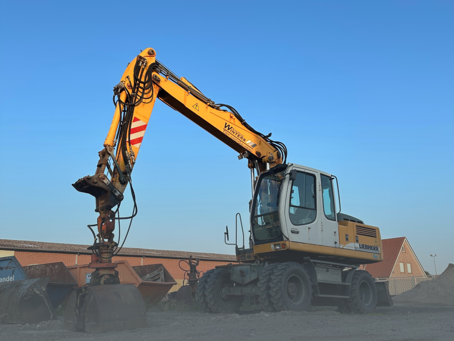 Gelber Bagger vor blauem Himmel.