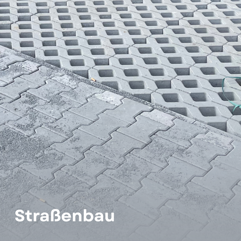 Graue Pflastersteine in zwei verschiedenen Mustern im Straßenbau.