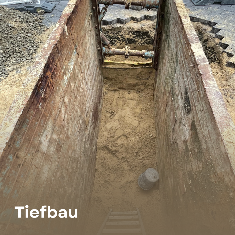 Grube für Tiefbauarbeiten mit Sandboden und Treppe.