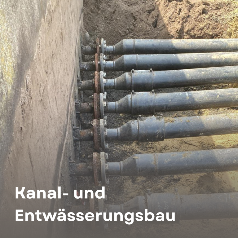 Rohrleitungen für Kanal- und Entwässerungsbau in Baugrube.